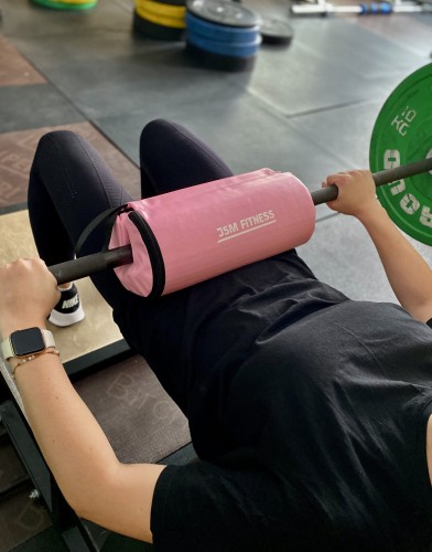 Zestaw prezentowy dla dziewczyny ochraniacz na gryf sztangę do hip thrust oraz uchwyty na kostki do wyciągu różowe