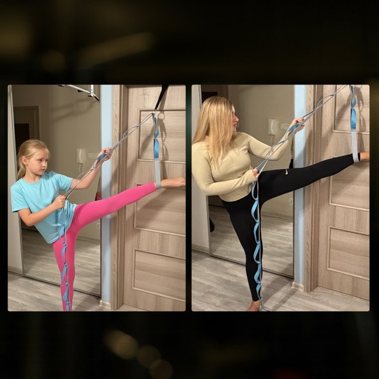 Pas do rozciągania nóg i ćwiczeń jogi różowy z zaczepem na drzwi